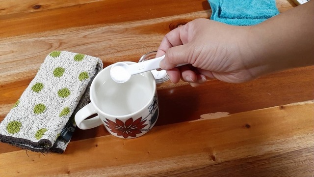 カップに重曹を入れるところ