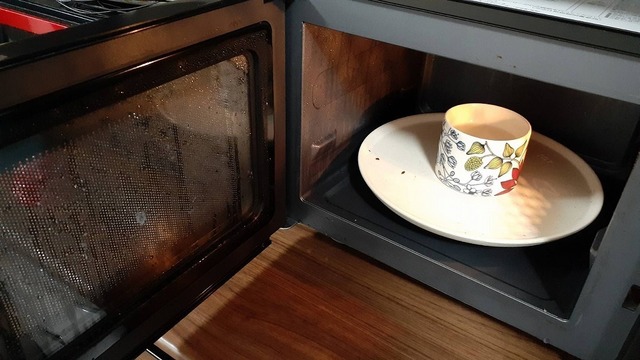 重曹水を電子レンジに入れるところ