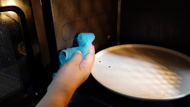 電子レンジの中を掃除するところ