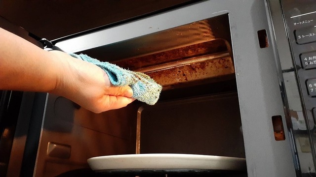 電子レンジを掃除するところ