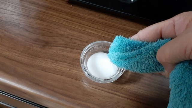 雑巾に重曹ペーストを付けるところ