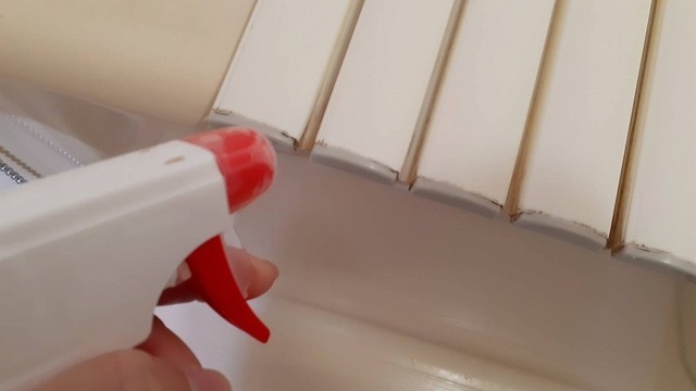 お風呂のふたにカビ取り用洗浄剤をかけているところ