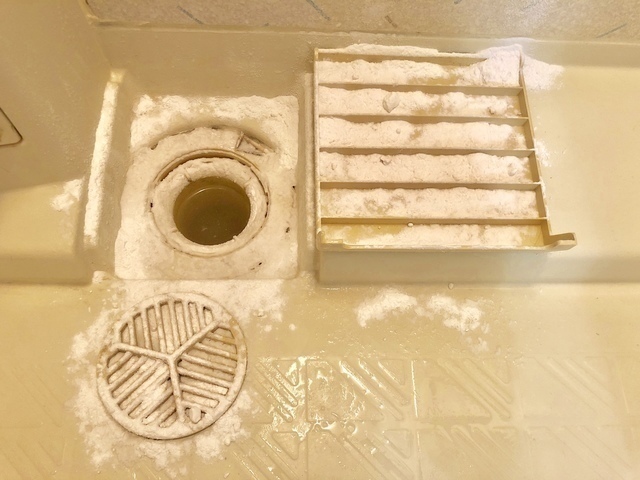 お風呂の排水溝のパーツを掃除しているところ