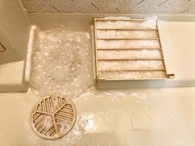 お風呂の排水溝のパーツを掃除しているところ