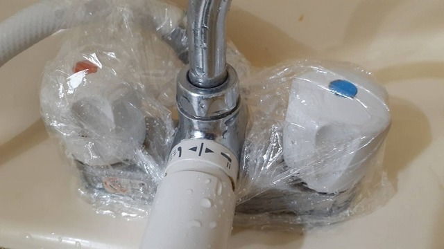 お風呂の蛇口にクエン酸水パックをしているところ