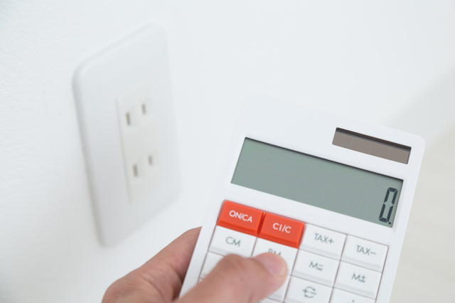 電卓で電気料金を計算するところ