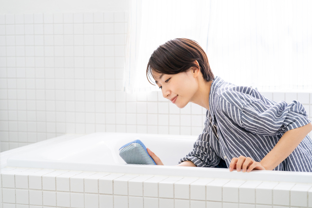 浴槽を掃除している女性