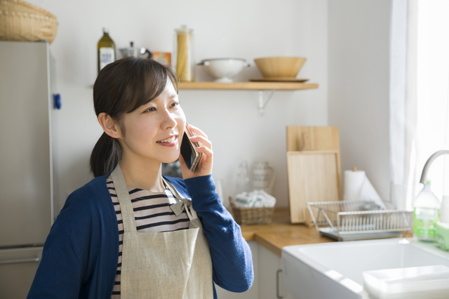 電話してホッとした表情の女性