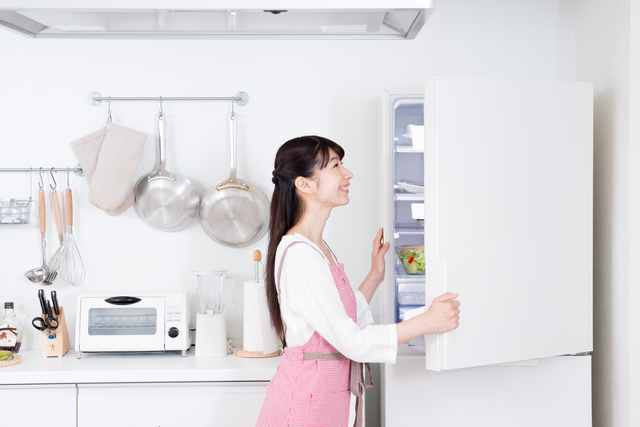 冷蔵庫を開けて確認している女性