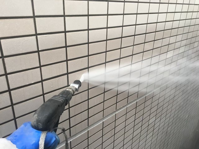 高圧洗浄機を使っている様子