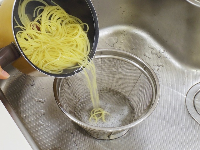 脚つきのザル