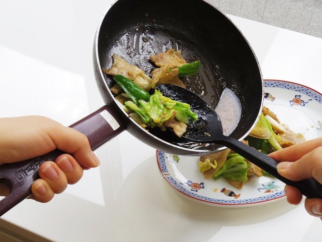 シリコンスプーンで盛り付けているところ