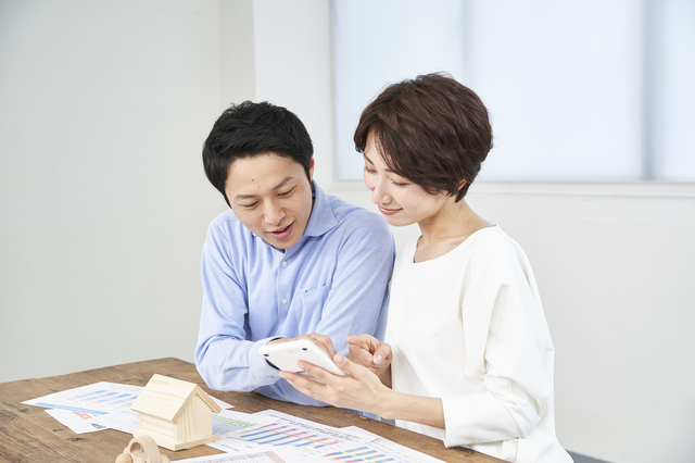 計算をしている夫婦