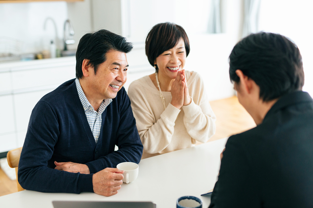 説明を受けている夫婦