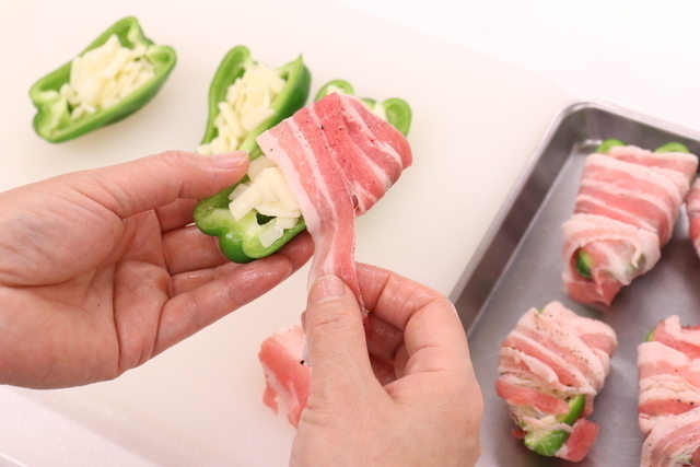 「ピーマンとチーズの豚バラ肉巻き」調理の様子