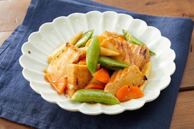 厚揚げとスナップエンドウの炒め煮