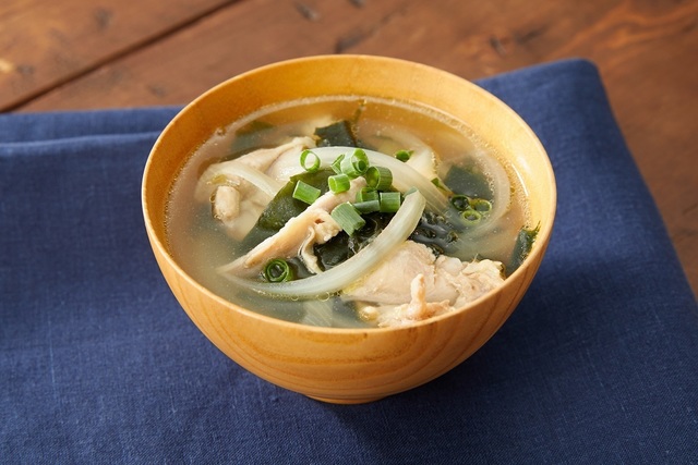 茹で鶏とわかめのスープ