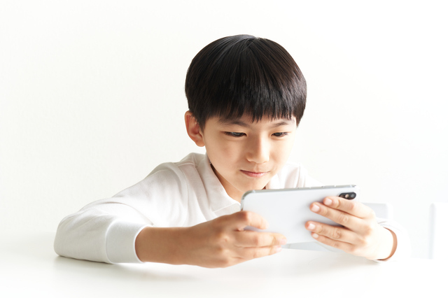 スマホの画面を見ている子どもの様子