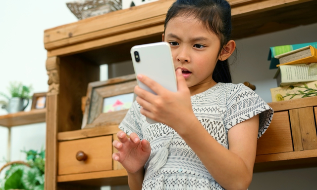 スマホの画面を見ている子どもの様子
