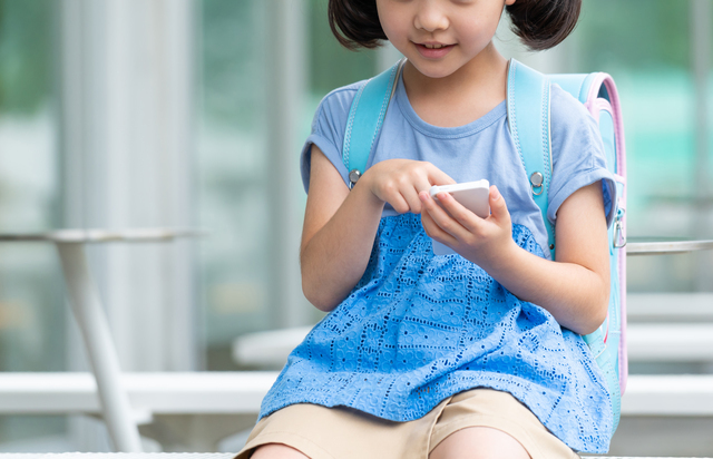 スマホを持つ子どもの様子