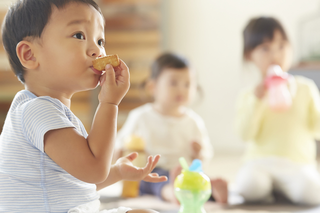 お菓子を食べる子ども