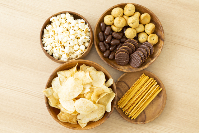 お皿に盛られた色々なお菓子