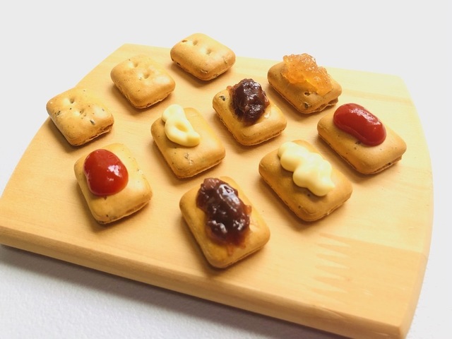 ジャムやチーズなどがトッピングされた乾パン