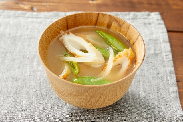 スナップエンドウとちくわの味噌汁