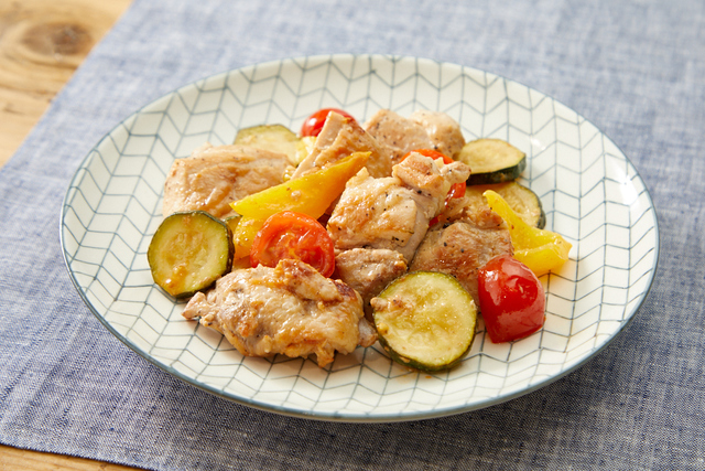 夏野菜とチキンのソテー