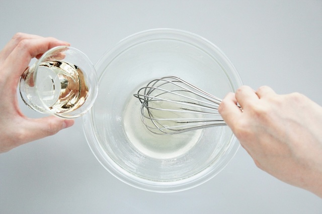 サラダ油を加えて混ぜる様子
