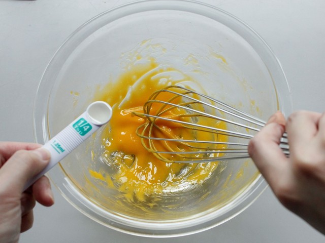 サラダ油50mlを加え混ぜ合わせる様子