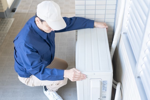 室外機の位置を調整している様子