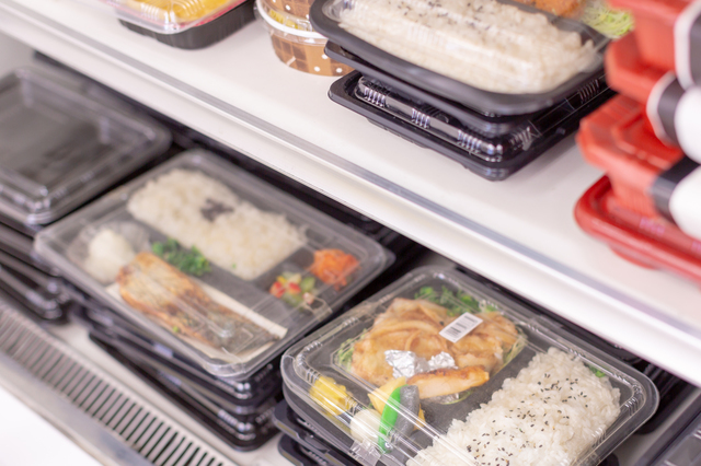 商品棚に並ぶお弁当