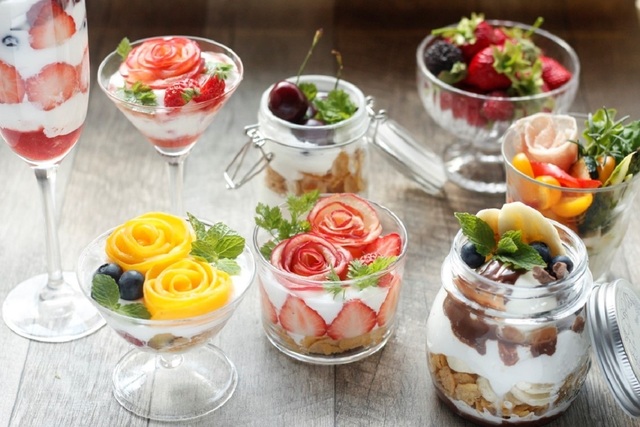 色々な種類の鮮やかなパフェ