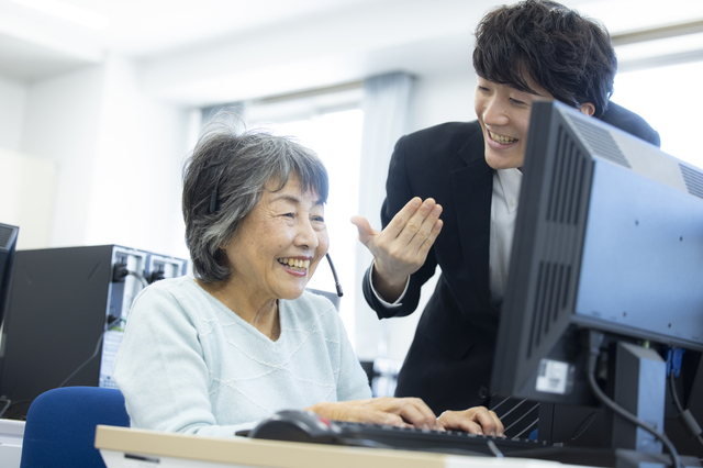 定年後も企業に勤めて働く女性