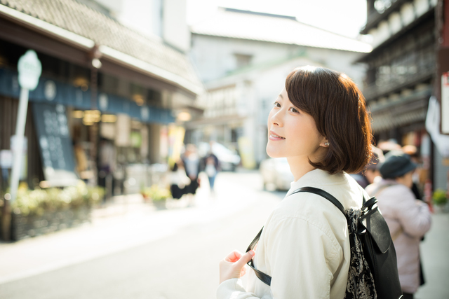 旅行を楽しむ女性