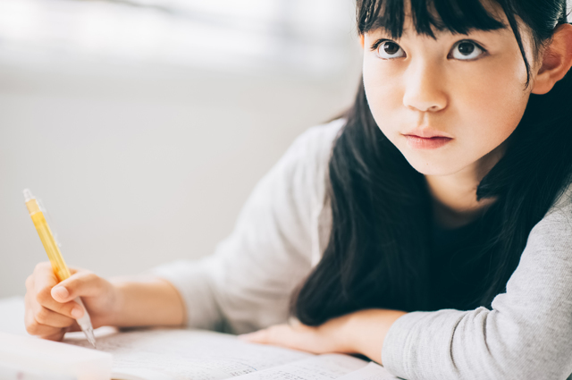 ノートをとる小学生の様子