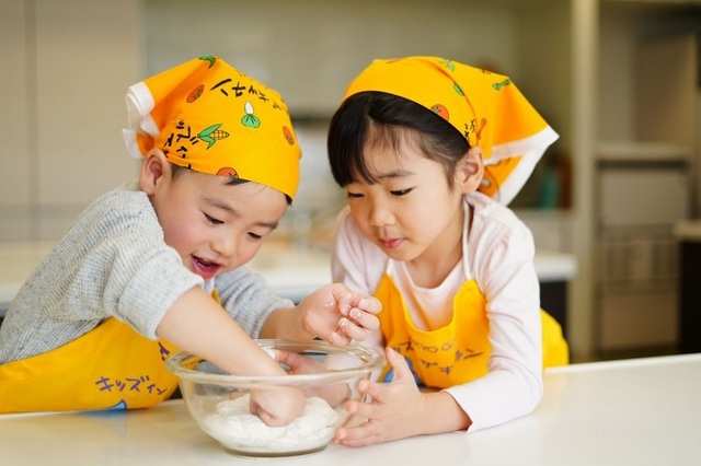 料理をする子どもの様子