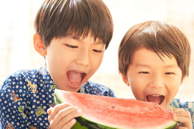 スイカを食べようとしている2人の男の子