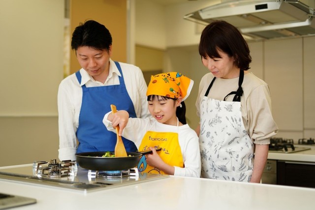 親子で料理をするところ