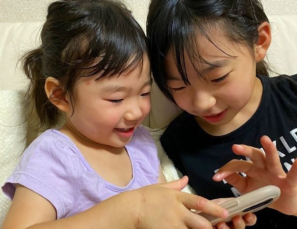 お姉ちゃんと「ろくおん」機能を楽しむこころちゃん