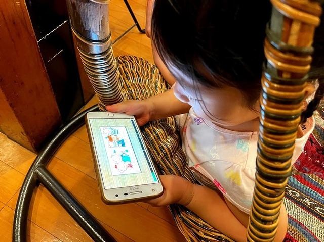 みいみに夢中になっているこころちゃん