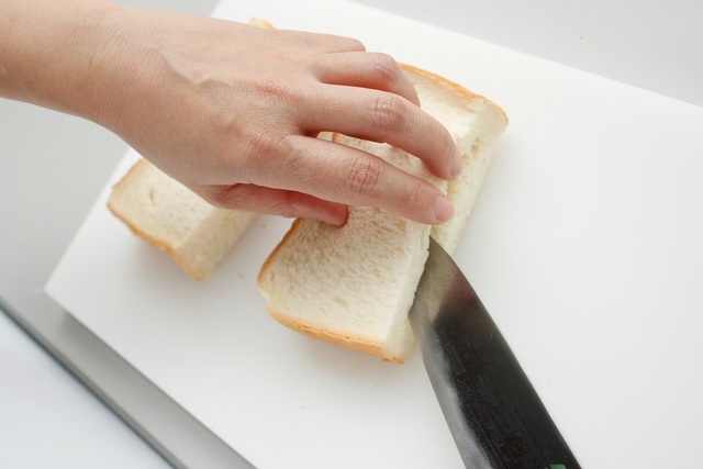食パンに切り込みを入れているところ