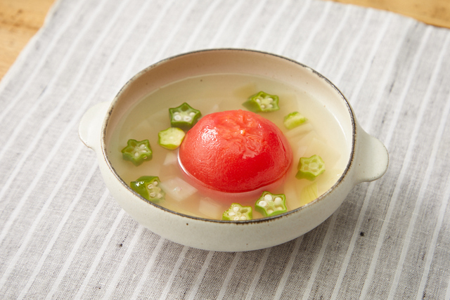 丸ごとトマトとオクラのスープ