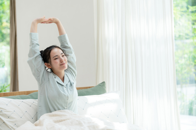 清潔な寝具で快眠した女性