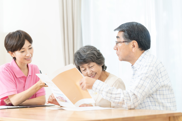 介護に関する資料を読む様子