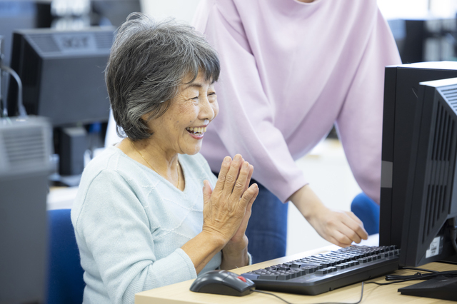 パソコンで情報を集めている様子
