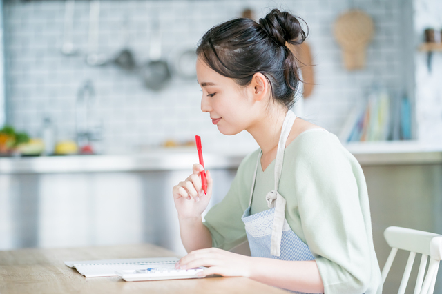 家計簿をつけている女性