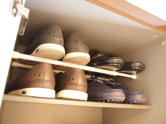 つっぱり棒を使って工夫された靴箱の中