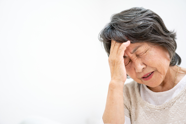 頭痛に悩む女性の様子